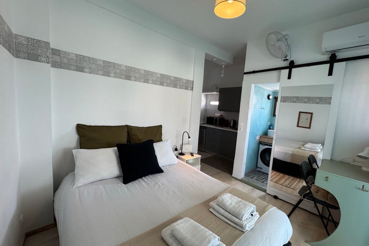 Asimaki-Fotila-·-Acropolis-Skyline-Sunset-2-person-loft-Exarchia-32