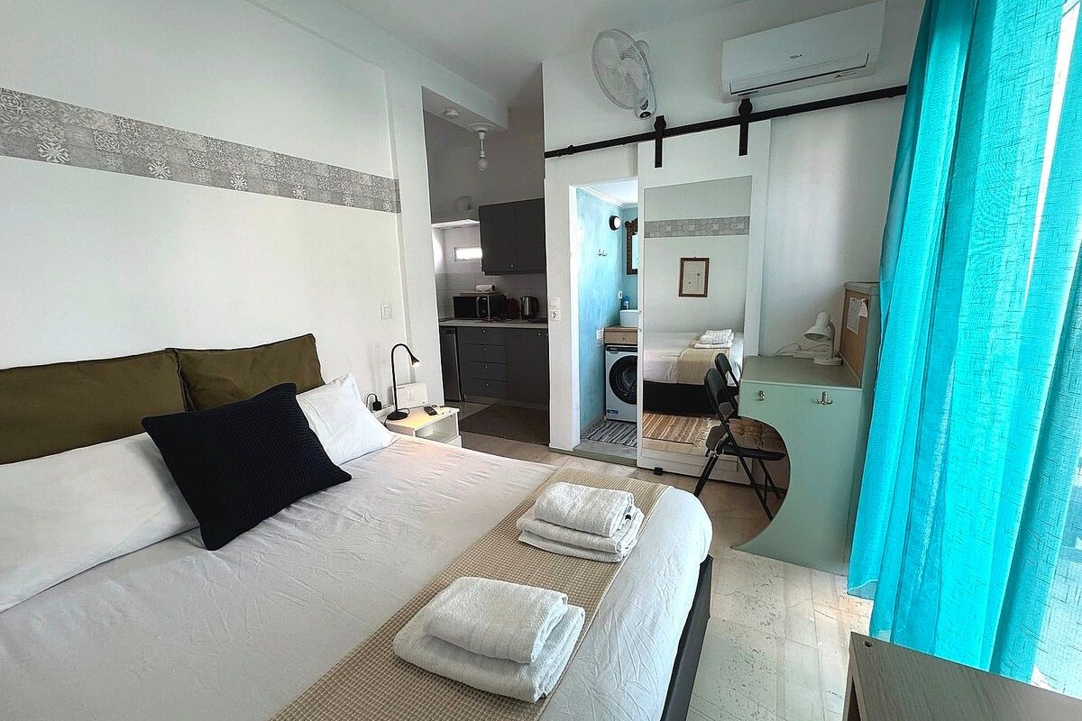 Asimaki-Fotila-·-Acropolis-Skyline-Sunset-2-person-loft-Exarchia-36