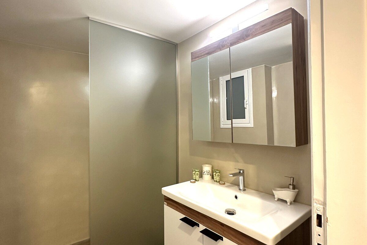 Stylish-Downtown-Apartment-14