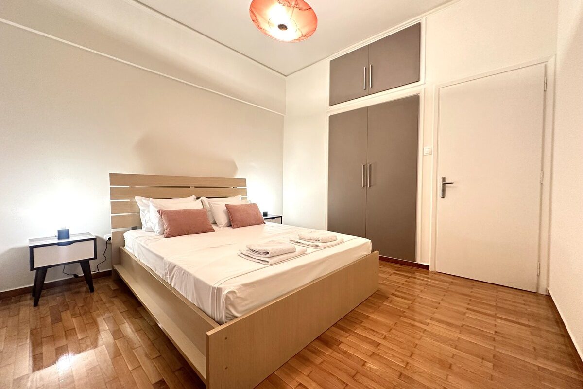 Stylish-Downtown-Apartment-16