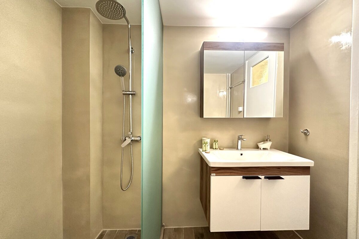 Stylish-Downtown-Apartment-20